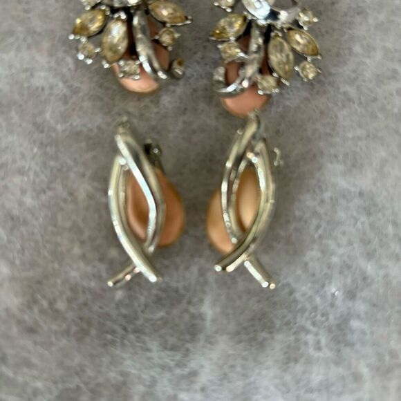 2 Pairs Vintage Solver Tone Clip On Earrings - Picture 3 of 6